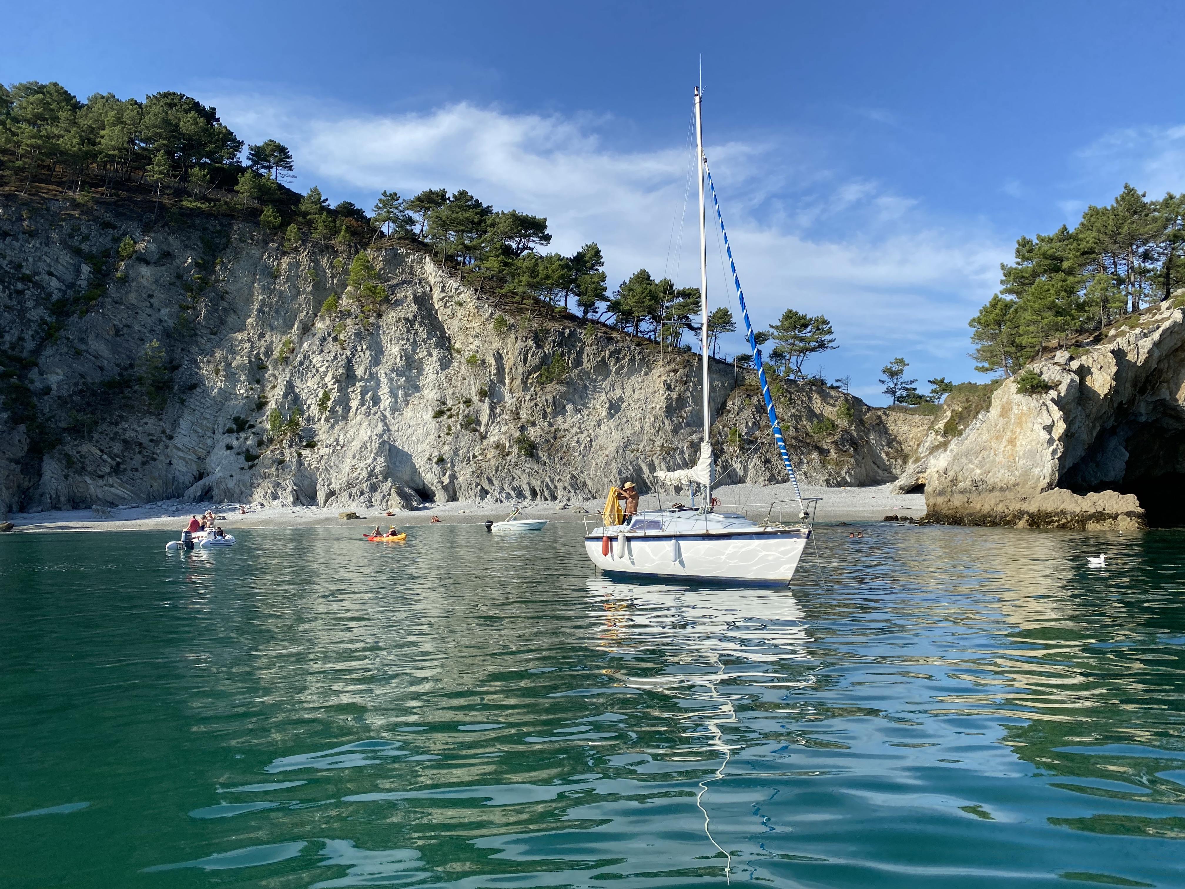Vue sur le port et la baie de Morgat